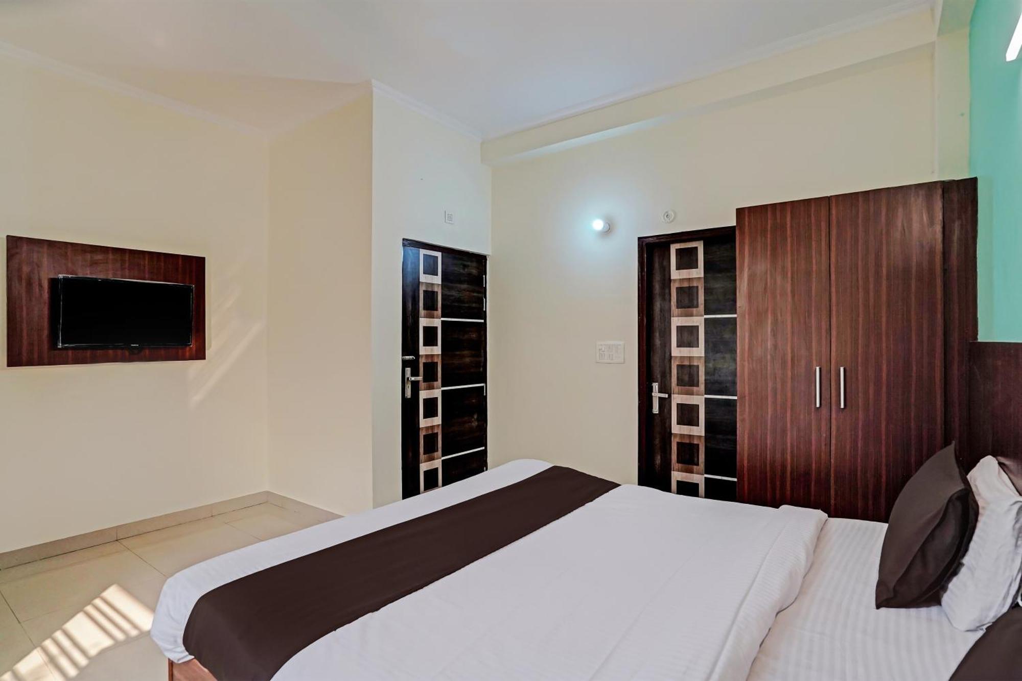 Hotel O Golden Imperial Большая Нойда Экстерьер фото